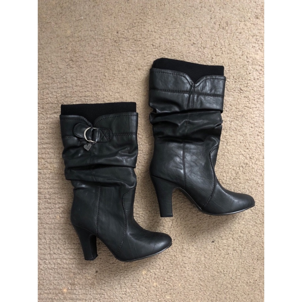 Essential black boots ✨